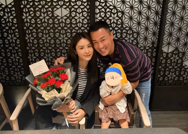 張馨月陪女兒拆2萬元禮物,意外曝光林峯六千萬豪宅及名酒收藏