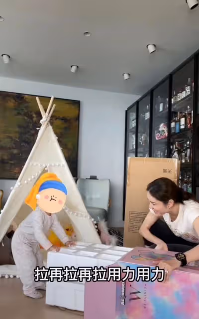 張馨月陪女兒拆2萬元禮物,意外曝光林峯六千萬豪宅及名酒收藏