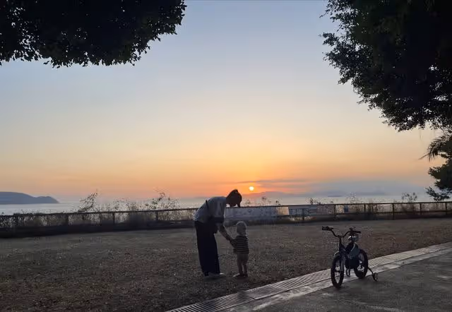 張馨月陪女兒拆2萬元禮物,意外曝光林峯六千萬豪宅及名酒收藏