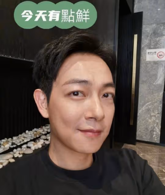 賣力!知名愛國港星果欄現場直播帶貨,網友調侃其轉型當水果大王