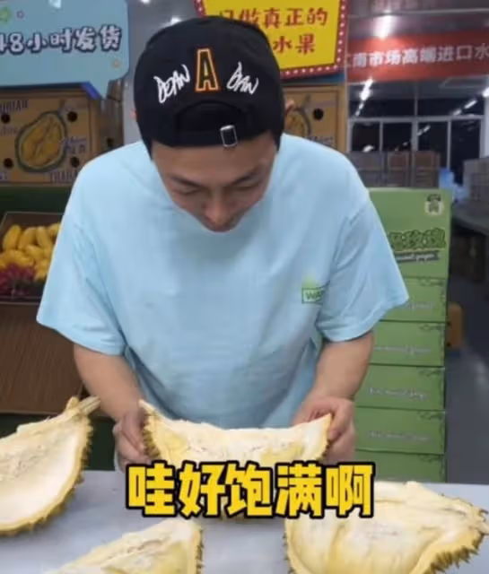 賣力!知名愛國港星果欄現場直播帶貨,網友調侃其轉型當水果大王