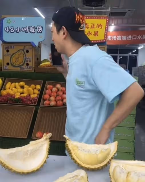 賣力!知名愛國港星果欄現場直播帶貨,網友調侃其轉型當水果大王