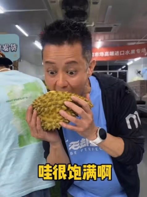 賣力!知名愛國港星果欄現場直播帶貨,網友調侃其轉型當水果大王