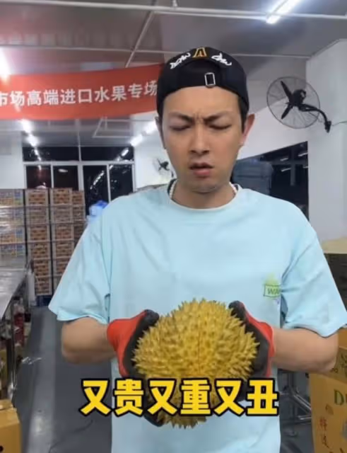 賣力!知名愛國港星果欄現場直播帶貨,網友調侃其轉型當水果大王