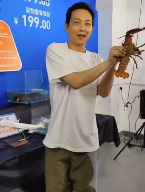 賣力!知名愛國港星果欄現場直播帶貨,網友調侃其轉型當水果大王