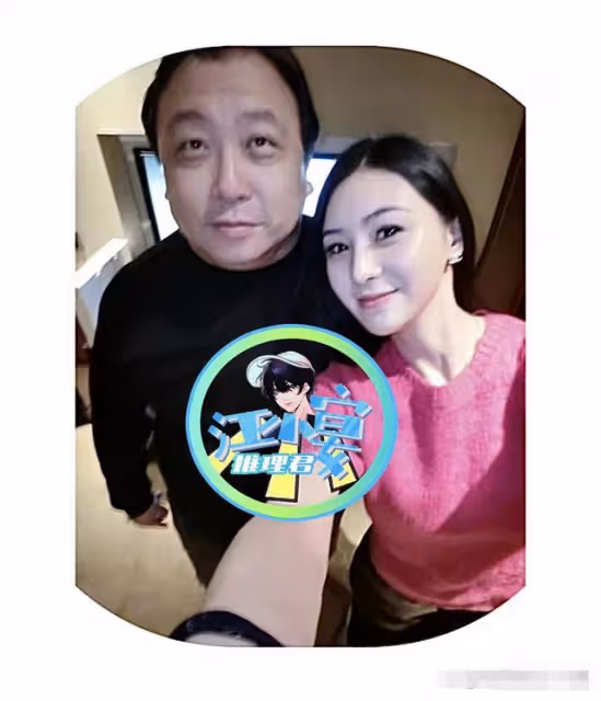 張穎穎王晶舊照曝光！酒店內拍親密合影，男方摟腰甜笑眼袋突出