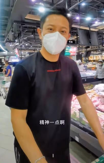羅中旭低調逛街，人來人往無人識，超市脫口罩吃18元雪糕引爭議