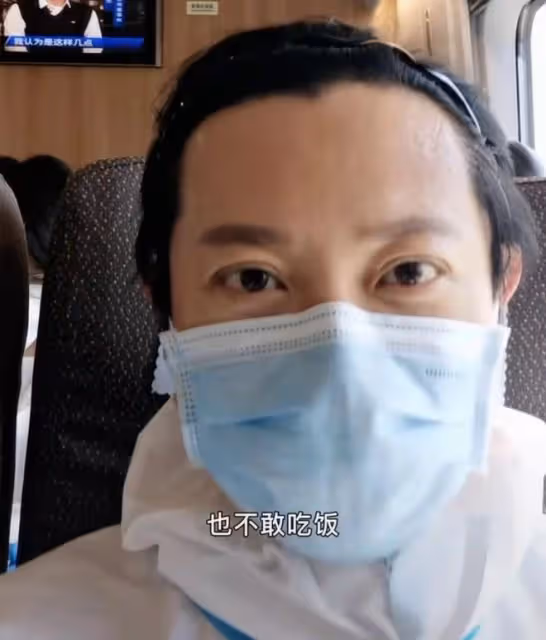 羅中旭低調逛街，人來人往無人識，超市脫口罩吃18元雪糕引爭議