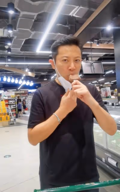 羅中旭低調逛街，人來人往無人識，超市脫口罩吃18元雪糕引爭議