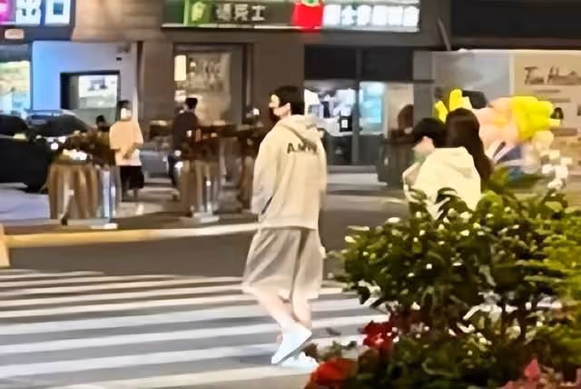 王思聰與女友現身上海街頭，遮擋嚴實身形消瘦，送玩偶氣球顯甜蜜