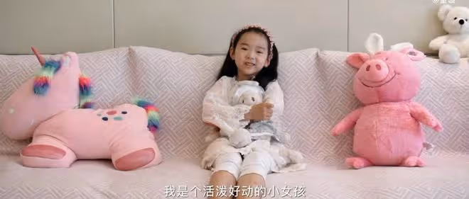 董璇曬視頻為女兒慶生！豪宅內景意外曝光，前夫高雲翔罕見出鏡