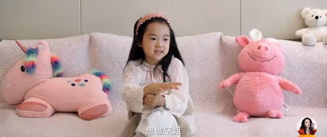 董璇曬視頻為女兒慶生！豪宅內景意外曝光，前夫高雲翔罕見出鏡
