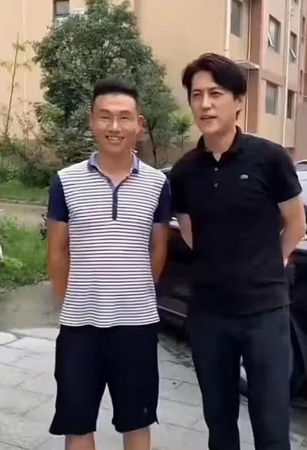 靳東回老家被偶遇，與老鄉拍照並簽名，身後多位人員跟隨走路霸氣