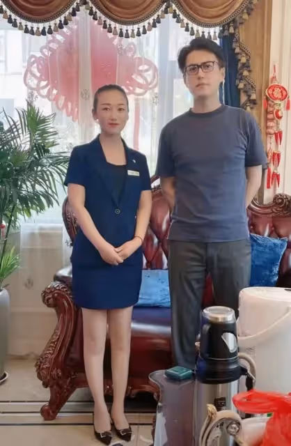 靳東回老家被偶遇，與老鄉拍照並簽名，身後多位人員跟隨走路霸氣