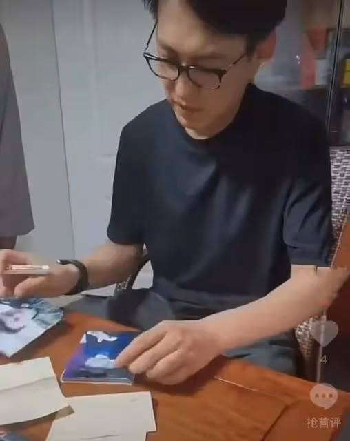 靳東回老家被偶遇，與老鄉拍照並簽名，身後多位人員跟隨走路霸氣