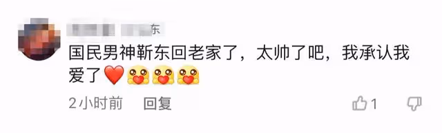靳東回老家被偶遇，與老鄉拍照並簽名，身後多位人員跟隨走路霸氣