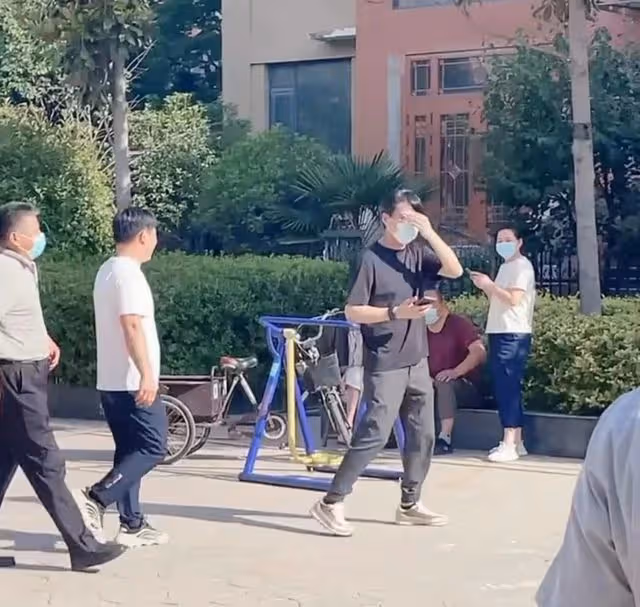 靳東回老家被偶遇，與老鄉拍照並簽名，身後多位人員跟隨走路霸氣