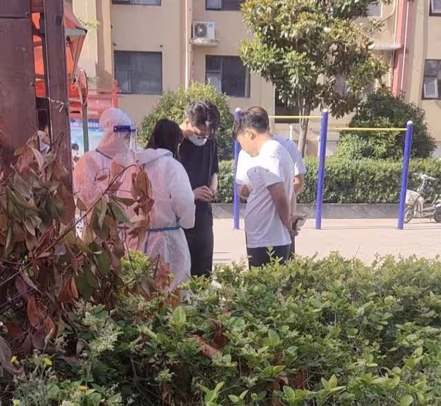 靳東回老家被偶遇，與老鄉拍照並簽名，身後多位人員跟隨走路霸氣