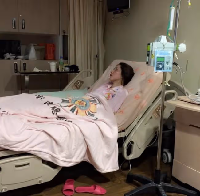 38歲抗癌女星化療70次後病情再惡化，腫瘤變大三倍，肺內異物爆開