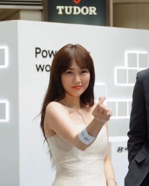 張繼聰夫婦同台撈金，45歲謝安琪仙氣飄飄，膚色形成鮮明對比