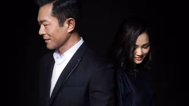 張繼聰夫婦同台撈金，45歲謝安琪仙氣飄飄，膚色形成鮮明對比