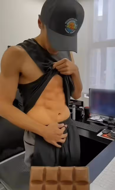 謝霆鋒在辦公室秀腹肌，身後相框意外曝光，是張柏芝跟兒子？