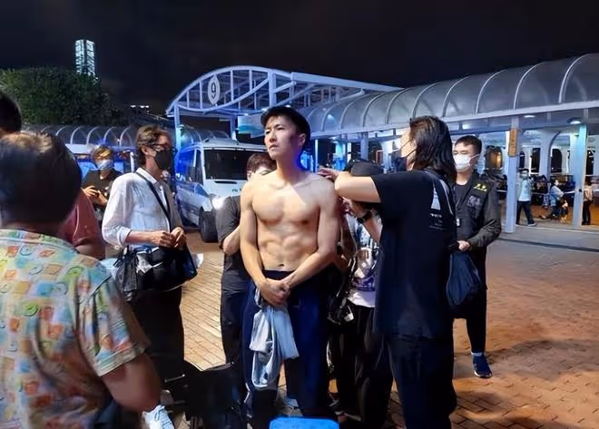謝霆鋒在辦公室秀腹肌，身後相框意外曝光，是張柏芝跟兒子？