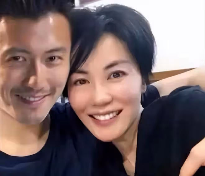 謝霆鋒在辦公室秀腹肌，身後相框意外曝光，是張柏芝跟兒子？