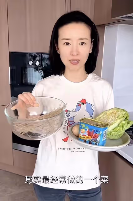 董潔素顏為兒子烤肉，13歲頂頂側顏搶鏡，網友：是潘粵明的嗎
