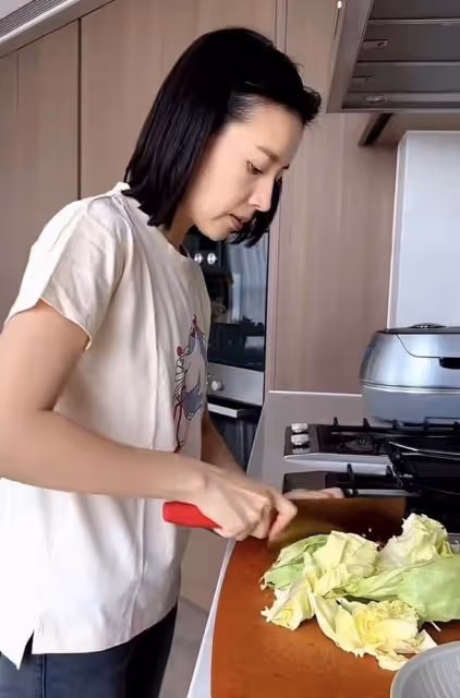 董潔素顏為兒子烤肉，13歲頂頂側顏搶鏡，網友：是潘粵明的嗎