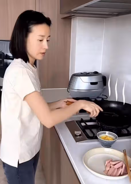 董潔素顏為兒子烤肉，13歲頂頂側顏搶鏡，網友：是潘粵明的嗎