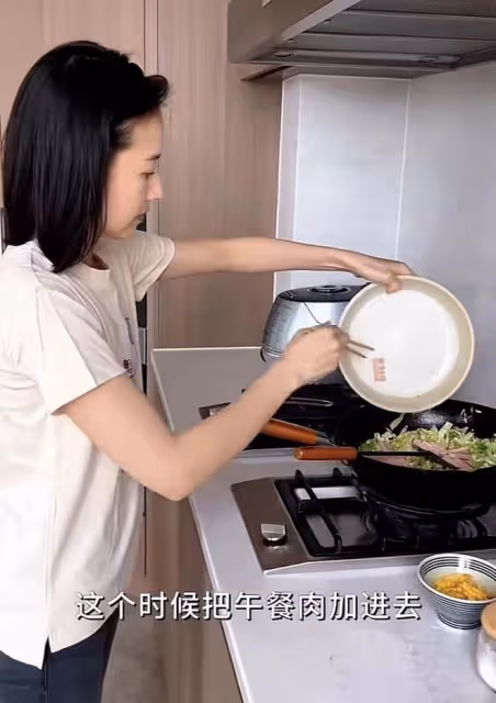 董潔素顏為兒子烤肉，13歲頂頂側顏搶鏡，網友：是潘粵明的嗎