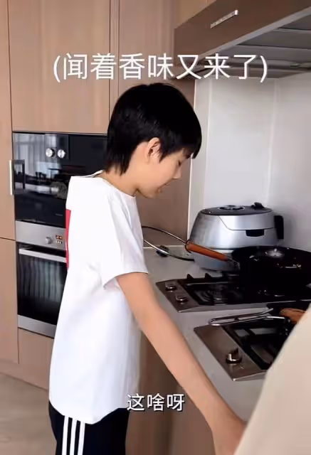 董潔素顏為兒子烤肉，13歲頂頂側顏搶鏡，網友：是潘粵明的嗎