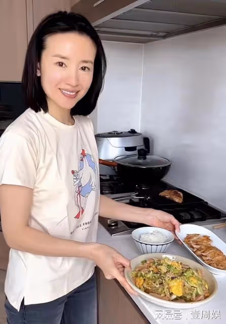 董潔素顏為兒子烤肉，13歲頂頂側顏搶鏡，網友：是潘粵明的嗎