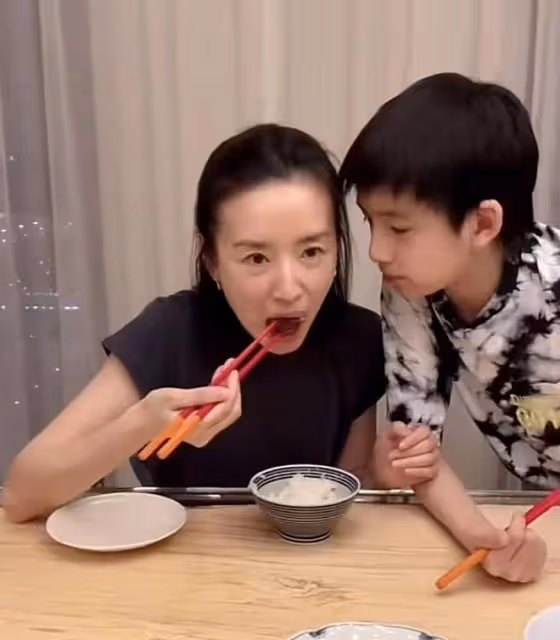 董潔素顏為兒子烤肉，13歲頂頂側顏搶鏡，網友：是潘粵明的嗎
