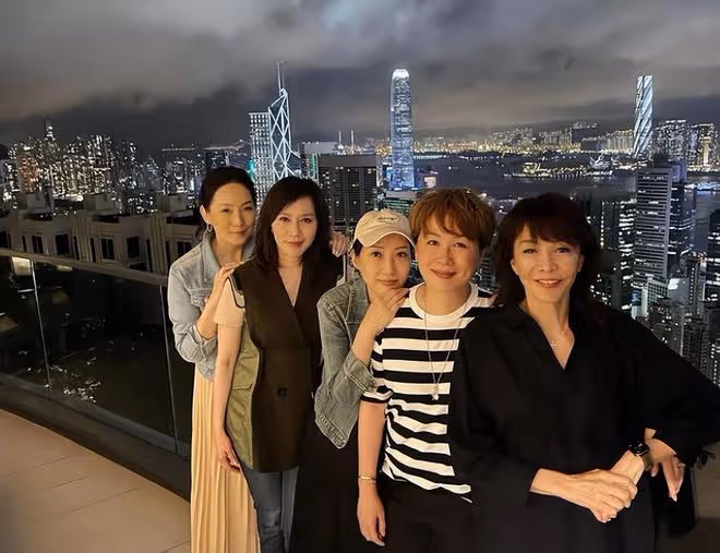 鄭裕玲曬聚會照為吳美珩慶生,對方嫁百億富豪,兒女雙全太幸福