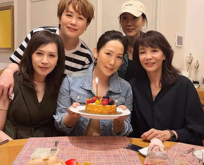 鄭裕玲曬聚會照為吳美珩慶生,對方嫁百億富豪,兒女雙全太幸福