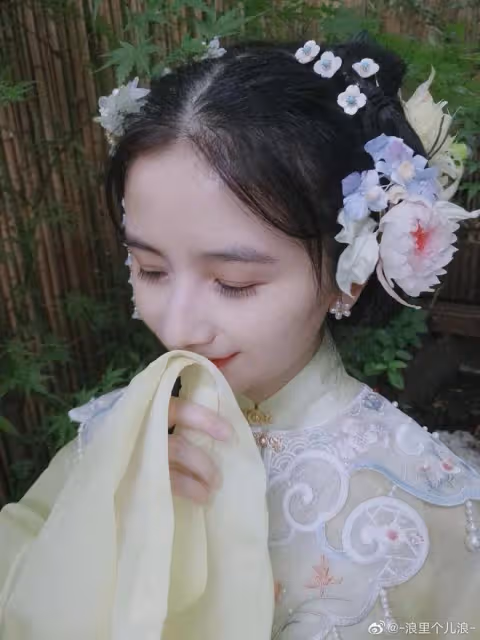 私密照曝光後,41歲未婚未育的她再次震撼全網!拒當「中國最美漫畫家」,拉黑顏值粉,卻被央視力捧:她怎麼還是童顏?