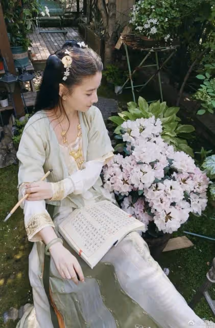 私密照曝光後,41歲未婚未育的她再次震撼全網!拒當「中國最美漫畫家」,拉黑顏值粉,卻被央視力捧:她怎麼還是童顏?