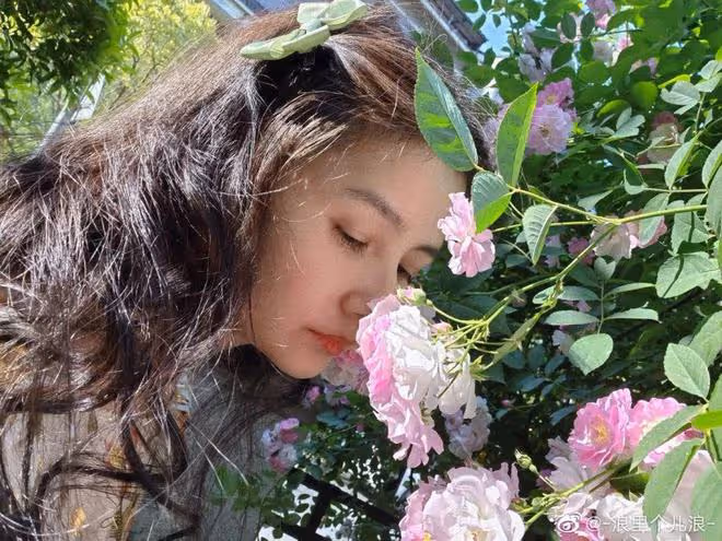 私密照曝光後,41歲未婚未育的她再次震撼全網!拒當「中國最美漫畫家」,拉黑顏值粉,卻被央視力捧:她怎麼還是童顏?