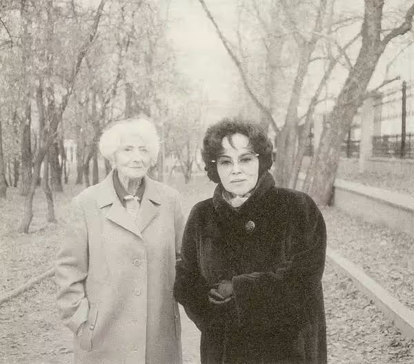 李香蘭:年少成名卻受時代所累,十年歌影誤初衷,夢醒後奔走餘生