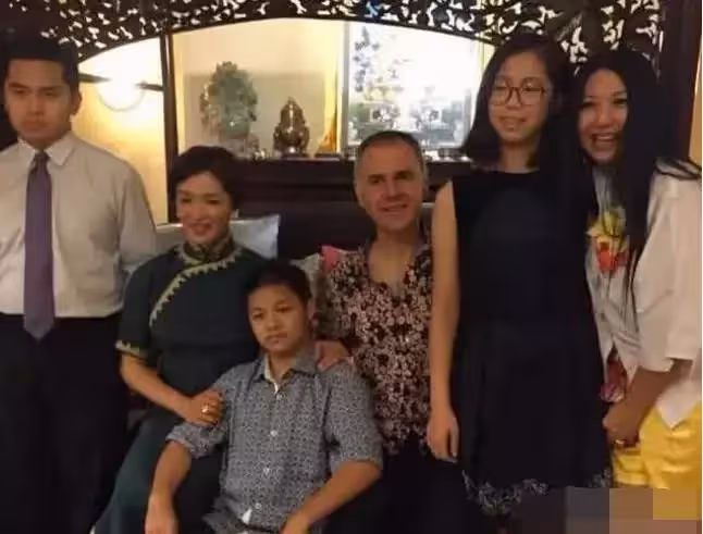 金星女兒罕見現身!穿夾克款棉服扎頭巾,才19歲就走在時尚前沿,網友:與「媽媽」親密似姐妹