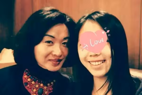 金星女兒罕見現身!穿夾克款棉服扎頭巾,才19歲就走在時尚前沿,網友:與「媽媽」親密似姐妹