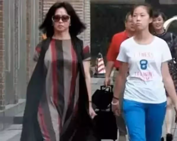 金星女兒罕見現身!穿夾克款棉服扎頭巾,才19歲就走在時尚前沿,網友:與「媽媽」親密似姐妹