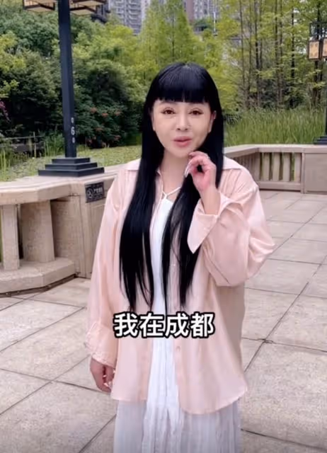 台灣歌手千百惠定居成都！千萬豪宅曝光，花園養錦鯉，裝修似宮殿