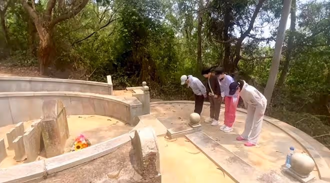 甄子丹端午節回農村祭祖！與家人給祖先鞠躬，稱不要忘記自己的根