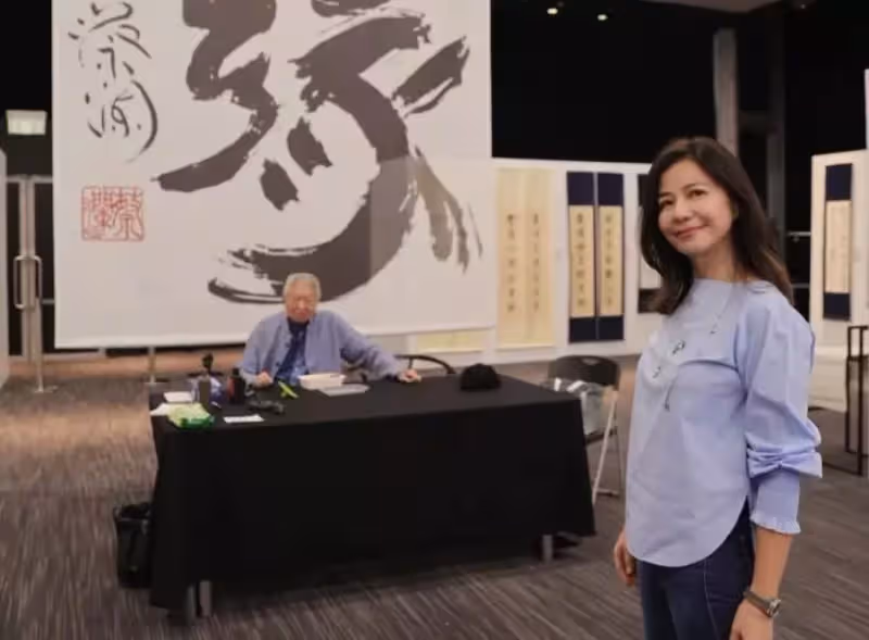 鐘楚紅現身書法展,素顏出鏡難掩氣質,雍容優雅「坦然變老」不做作,61歲還這麼真實漂亮
