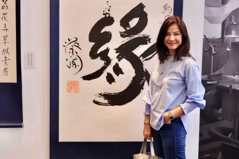 鐘楚紅現身書法展,素顏出鏡難掩氣質,雍容優雅「坦然變老」不做作,61歲還這麼真實漂亮