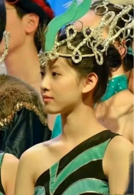 28歲坐擁1880億資產,「奶茶妹」章澤天的故事遠比你想像的更精彩