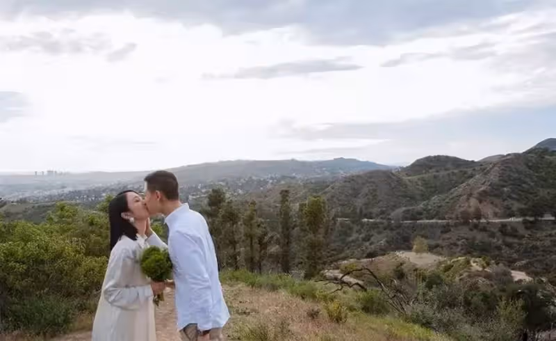 恭喜!秦沛女兒姜麗文大婚,夫妻兩人山中牽手親吻好浪漫,剛獲TVB大獎,網贊:青出於藍勝於藍